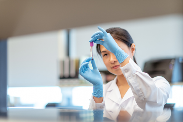 A women working in a research labratory.